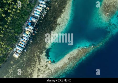 Luftaufnahme von Dächern und Vegetation in Labuan in Zentral-Sulawesi, Indonesien Stockfoto