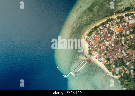 Luftaufnahme der Stadt Bunaken, mit Wohnungen und Docks, in Nord-Sulawesi, Indonesien; Bunaken, Nord-Sulawesi, Indonesien Stockfoto