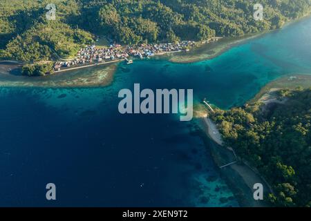 Kepulauan Togean Nationalpark mit hellblauem Meereswasser und üppiger grüner Vegetation, in Zentral-Sulawesi, Indonesien Stockfoto