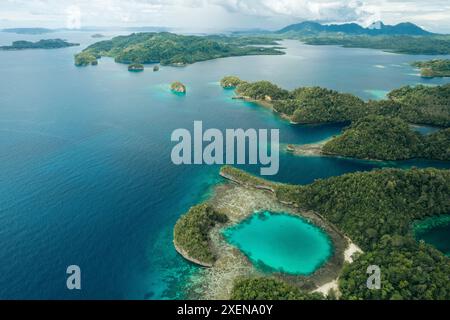 Luftaufnahme einer aquamarinen Lagune im Kepulauan Togean Nationalpark; Wakai, Zentral-Sulawesi, Indonesien Stockfoto