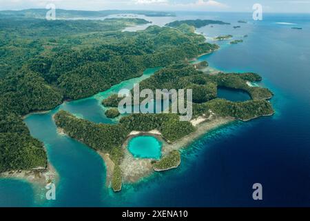 Luftaufnahme einer aquamarinen Lagune und Inseln im Kepulauan Togean National Park; Wakai, Central Sulawesi, Indonesien Stockfoto