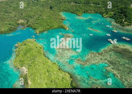 Hafen im türkisfarbenen Wasser der Molukkensee vor der Küste von Borgo Satu in Nord-Sulawesi, Indonesien Stockfoto