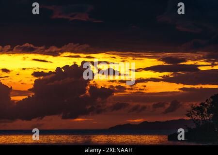 Dramatischer Himmel bei Sonnenuntergang über dem Kepulauan Togean Nationalpark; Wakai, Zentral-Sulawesi, Indonesien Stockfoto