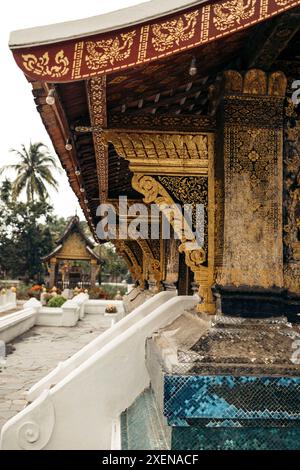 Nahaufnahme der architektonischen Details und des kunstvollen Designs im Wat Xieng Thong, einem buddhistischen Tempel in Luang Prabang, Laos; Luang Prabang, Laos Stockfoto