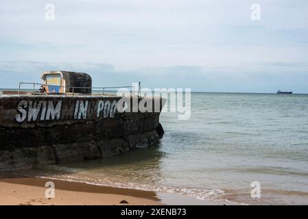 Margate, Großbritannien. Juni 2024. Auf der Seite des Margate Lido steht im Graffiti 'Swimmingpool', aber die hervorgehobenen Buchstaben sagen nur 'SCHWIMMEN IN POO' wegen der hohen Abwasserverschmutzung in den britischen Gewässern. Graffiti bezieht sich auf die Abwasserverschmutzung, die durch den südlichen Wasserskandal verursacht wurde. Laut der Umweltbehörde hat das südliche Wasser im vergangenen Jahr über 317000 Stunden Rohabwasser ins Meer geleitet. (Foto: Krisztian Elek/SOPA Images/SIPA USA) Credit: SIPA USA/Alamy Live News Stockfoto