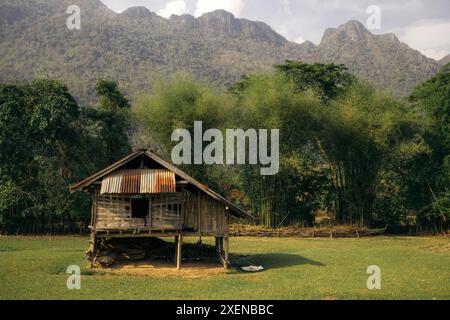 Haus auf Stelzen in der Landschaft von Vang Vieng in Laos; Vang Vieng, Provinz Vientiane, Laos Stockfoto