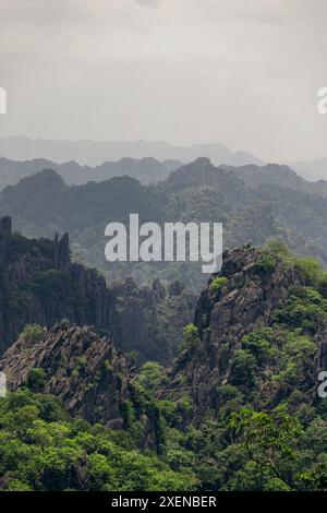 Kalksteinwald und Hängebrücke am Rock Aussichtspunkt in Laos; Provinz Khammouane, Laos Stockfoto