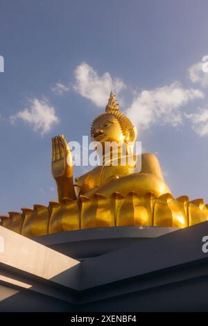 Großer Buddha an einem sonnigen Tag im Tempel Thonghaiheen Xaiyalam; Phonsavan, Provinz Xiangkhouang, Laos Stockfoto