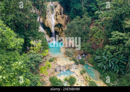 Tropische Schönheit mit Wasserfällen und üppiger Vegetation am Kuang Si Wasserfall in Laos; Provinz Luang Prabang, Laos Stockfoto