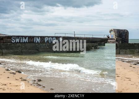 Margate, Großbritannien. Juni 2024. Auf der Seite des Margate Lido steht im Graffiti 'Swimmingpool', aber die hervorgehobenen Buchstaben sagen nur 'SCHWIMMEN IN POO' wegen der hohen Abwasserverschmutzung in den britischen Gewässern. Graffiti bezieht sich auf die Abwasserverschmutzung, die durch den südlichen Wasserskandal verursacht wurde. Laut der Umweltbehörde hat das südliche Wasser im vergangenen Jahr über 317000 Stunden Rohabwasser ins Meer geleitet. (Credit Image: © Krisztian Elek/SOPA Images via ZUMA Press Wire) NUR REDAKTIONELLE VERWENDUNG! Nicht für kommerzielle ZWECKE! Stockfoto