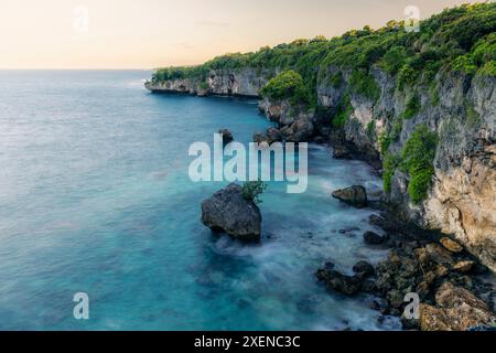 Zerklüftete Küste entlang einer Insel in der Dämmerung: Bira, Sulawesi, Indonesien Stockfoto