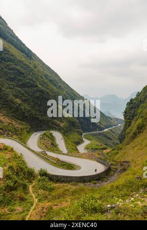 Haarnadelkurven in einer Straße, die sich durch die Berge schlängelt, entlang des Tham Ma Pass in Vietnam; Tham Ma Pass, Van Chai, Dong Van, Ha Giang, Vietnam Stockfoto