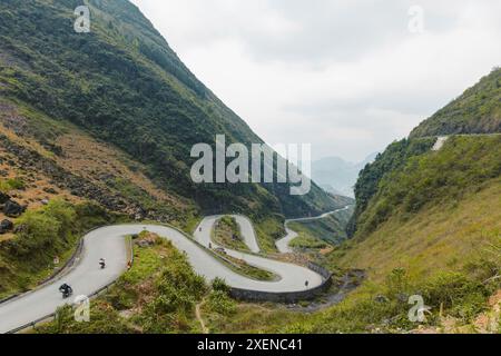 Haarnadelkurven in einer Straße, die sich durch die Berge schlängelt, entlang des Tham Ma Pass in Vietnam; Tham Ma Pass, Van Chai, Dong Van, Ha Giang, Vietnam Stockfoto