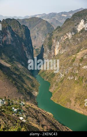 Der Fluss NHO Que fließt durch die Berge in Vietnam; Xin Cai, Meo Vac, Ha Giang, Vietnam Stockfoto