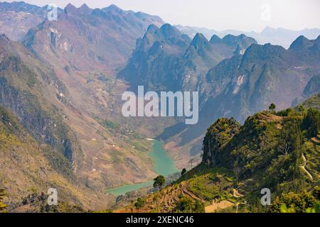 Der Fluss NHO Que fließt durch die Berge in Vietnam; Xin Cai, Meo Vac, Ha Giang, Vietnam Stockfoto