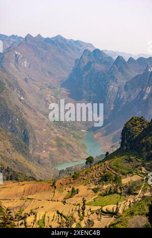 Der Fluss NHO Que fließt durch die Berge in Vietnam; Xin Cai, Meo Vac, Ha Giang, Vietnam Stockfoto