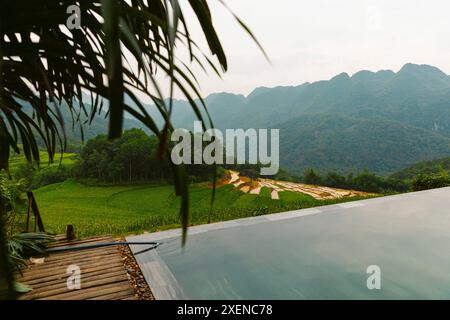 Malerische Szene der üppigen Landschaft mit Reisterrassen und Blick von einem Infinity-Pool in Thanh Hoa, Vietnam Stockfoto