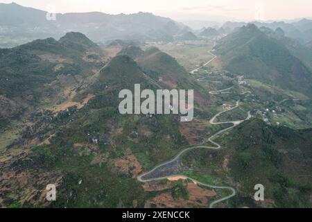 Die Straße führt durch eine bergige Landschaft in Ha Giang, Vietnam; Dong Ha, Quan Ba District, Ha Giang, Vietnam Stockfoto