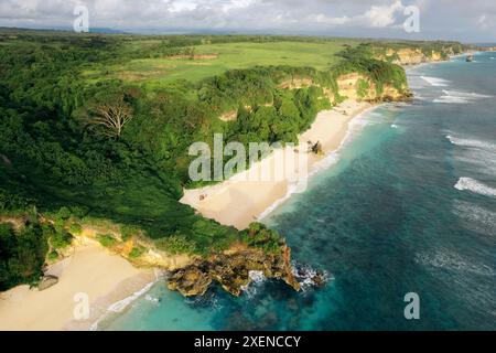 Wunderschöne zerklüftete Küste am Mbawana Beach in East Nusa Tenggara, Indonesien; Kodi Bangedo, Südwest Sumba Regency, East Nusa Tenggara, Indonesien Stockfoto