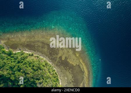 Blick auf die Insel Dutungan und die atemberaubenden Farben entlang der Küste Stockfoto