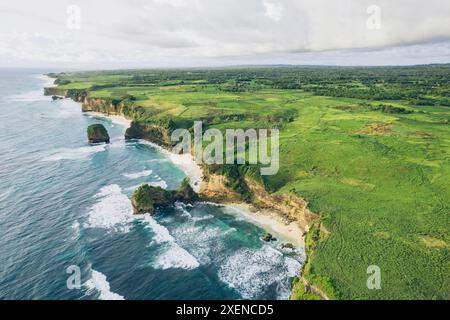 Wunderschöne zerklüftete Küste am Mbawana Beach in East Nusa Tenggara, Indonesien; Kodi Bangedo, Südwest Sumba Regency, East Nusa Tenggara, Indonesien Stockfoto