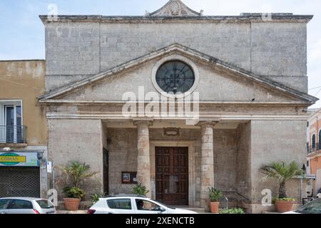 POLIGNANO A MARE, ITALIEN - 13. MAI 2024: Herrlicher Blick auf die Altstadt von Polignano a Mare, Region Apulien, Italien Stockfoto
