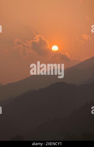 Silhouetten von Bergen in der trüben Dämmerung; Ngoc Chien, Muong La District, Son La, Vietnam Stockfoto