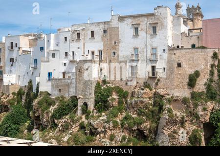 POLIGNANO A MARE, ITALIEN - 13. MAI 2024: Herrlicher Blick auf die Altstadt von Polignano a Mare, Region Apulien, Italien Stockfoto