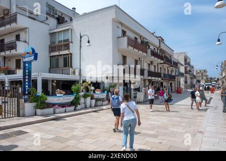 POLIGNANO A MARE, ITALIEN - 13. MAI 2024: Herrlicher Blick auf die Altstadt von Polignano a Mare, Region Apulien, Italien Stockfoto