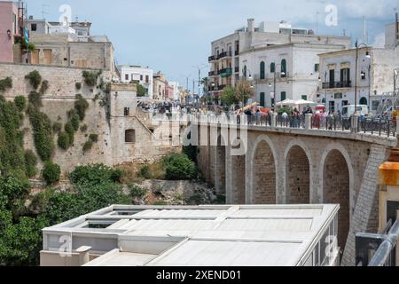POLIGNANO A MARE, ITALIEN - 13. MAI 2024: Herrlicher Blick auf die Altstadt von Polignano a Mare, Region Apulien, Italien Stockfoto