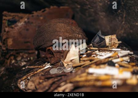 Schädel auf dem alten Friedhof von Londa in Sulawesi Selatan, Indonesien; Kecamatan Kesu, Kabupaten Toraja Utara, Sulawesi Selatan, Indonesien Stockfoto