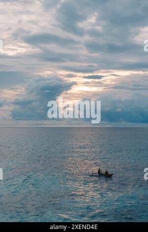 Bootstouren in der Savu-See unter einem bewölkten Sonnenuntergang, vor der Küste von Mandorak Beach; Kodi Utara, Südwesten Sumba Regency, Ost Nusa Tenggara, Indonesien Stockfoto