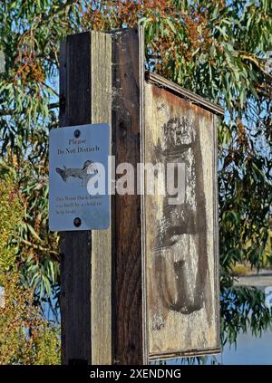 Das Wood Enck House wurde von einem Kind gebaut, um Vögel zu helfen. Das Schild in der Quarry Lakes Regional Recreation Area und East Bay Hills, Fremont, Kalifornien Stockfoto