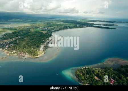 Aus der Vogelperspektive über die Insel Dutungan und die Küste von Sulawesi Selatan, Indonesien Stockfoto