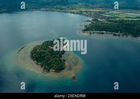 Aus der Vogelperspektive über die Insel Dutungan und die Küste von Sulawesi Selatan, Indonesien Stockfoto