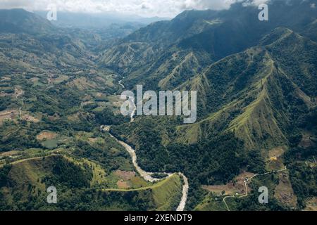 Berge bedeckt mit üppiger Vegetation mit einem Fluss, der durch das Tal in Gunung Nona, Süd-Sulawesi, Indonesien fließt Stockfoto