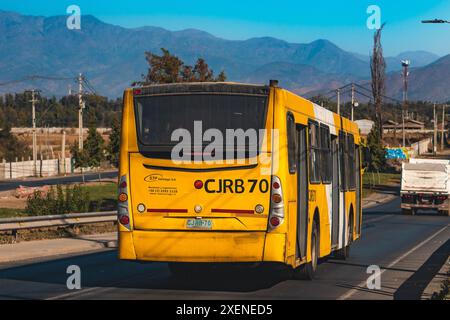 Santiago, Chile - April 04 2023: Öffentlicher Nahverkehr Transantiago oder Red Metropolitana de Movilidad, Bus auf der Route F18 Stockfoto