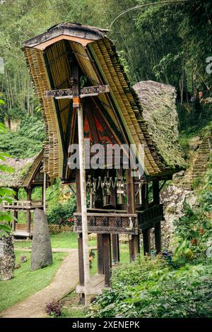 Kulturelle Struktur und Menhire (antike Monolithen) in Objek Wisata Kalimbuang Bori, North Toraja, Sulawesi, Indonesien Stockfoto