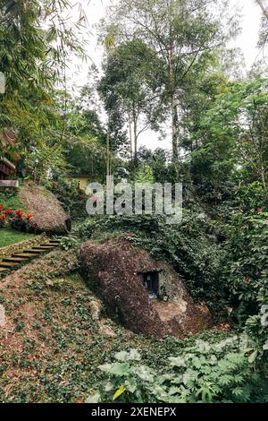 Der Hügel wurde für eine kulturelle Stätte in Objek Wisata Kalimbuang Bori, einer Touristenattraktion in Indonesien, geschaffen Stockfoto