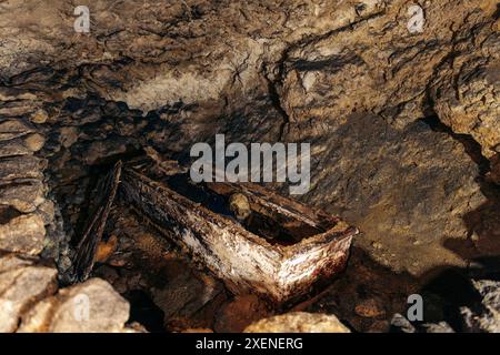 Sarg mit Knochen in einer Höhle an einer Grabstätte im alten Dorf Ke'te Kesu' in den Toraja Highlands, Indonesien Stockfoto