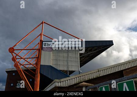 Werbespot für den Inverness Courier an der Wand des Jock McDonald Standes im Caledonian Stadium, Inverness Caledonian Thistle, Schottland Stockfoto