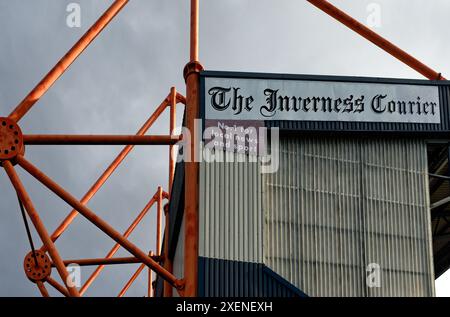 Werbespot für den Inverness Courier an der Wand des Jock McDonald Standes im Caledonian Stadium, Inverness Caledonian Thistle, Schottland Stockfoto