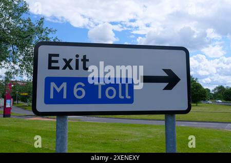 Verlassen Sie das Schild bei Norton Canes auf der M6 Mautstraße in der Nähe von Birmingham, West Midlands, England Stockfoto