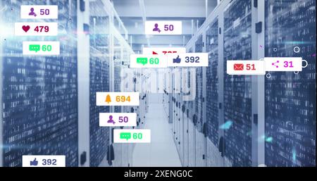 Bild von Social-Media-Ikonen, die auf Mosaikfeldern über dem Serverraum des Computers schweben Stockfoto