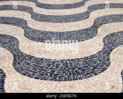 Portugal, Lissabon. Portugiesischer Mosaikpflaster auf dem Rossio-Platz. Stockfoto