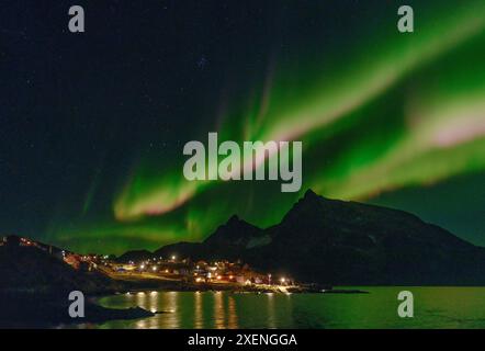 Nordlichter über der Siedlung Kuummiit (früher Kummiut). Ammassalik-Gebiet in Ostgrönland, dänisches Gebiet. Stockfoto