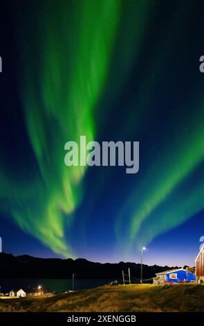 Nordlichter über der Siedlung Kuummiit (früher Kummiut). Ammassalik-Gebiet in Ostgrönland, dänisches Gebiet. Stockfoto