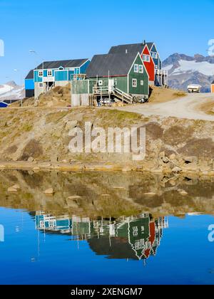 Der kleine Hafen. Stadt Tasiilaq (früher Ammassalik genannt), Königreich Dänemark. Stockfoto