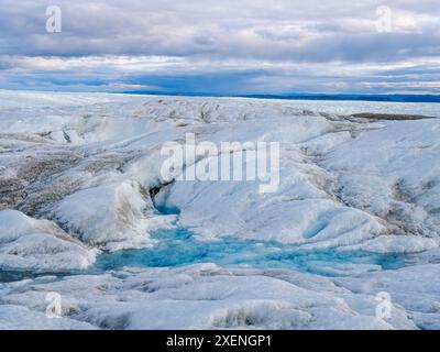 Blick auf Endmoräne und Vorland des Eisschildes. Das braune Sediment auf dem Eis entsteht durch das schnelle Schmelzen des Eises. Landschaft von Gr Stockfoto