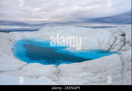 Blick auf Endmoräne und Vorland des Eisschildes. Das braune Sediment auf dem Eis entsteht durch das schnelle Schmelzen des Eises. Landschaft von Gr Stockfoto